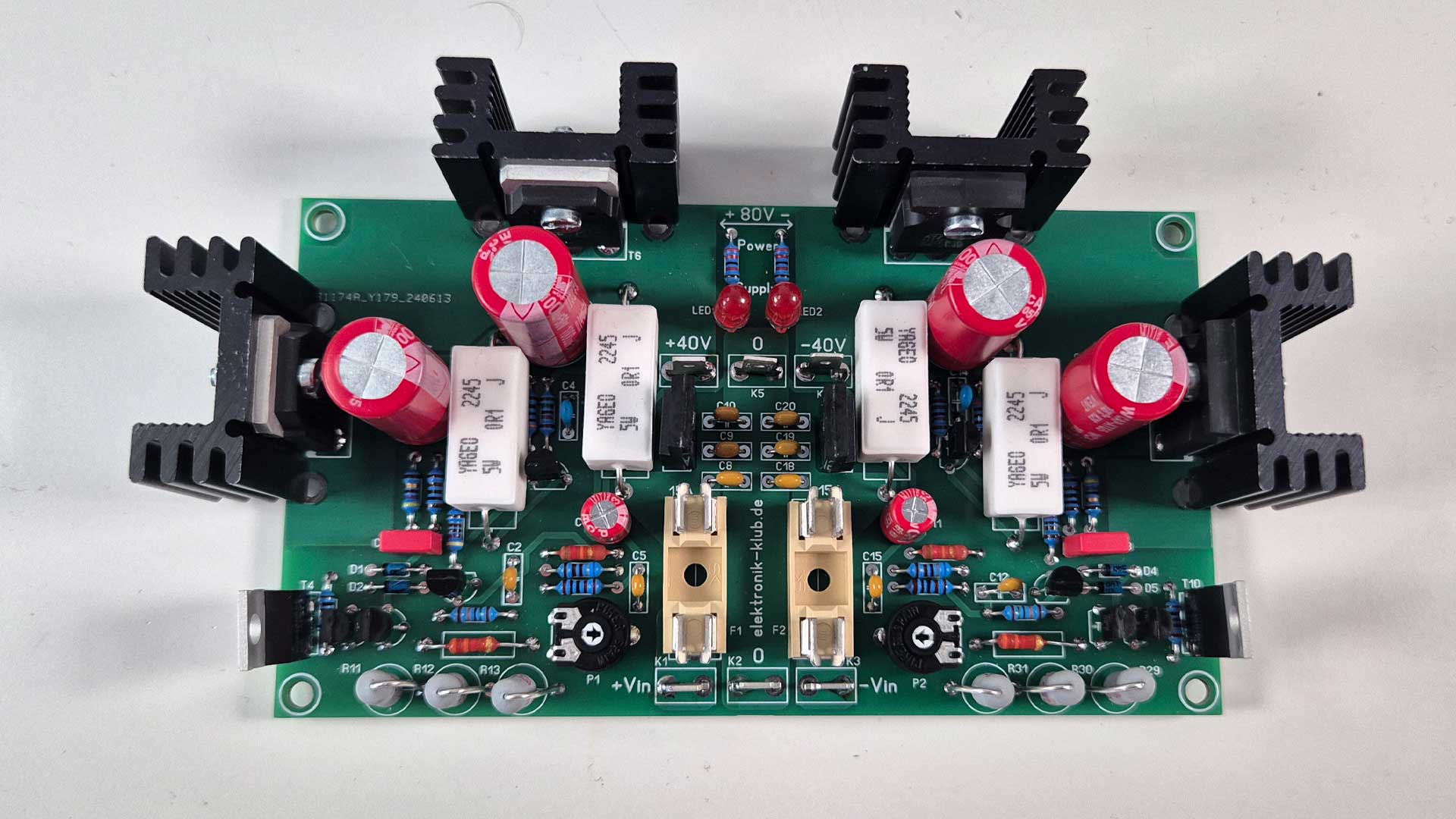 Stabilizator de tensiune linear simetric ±40V